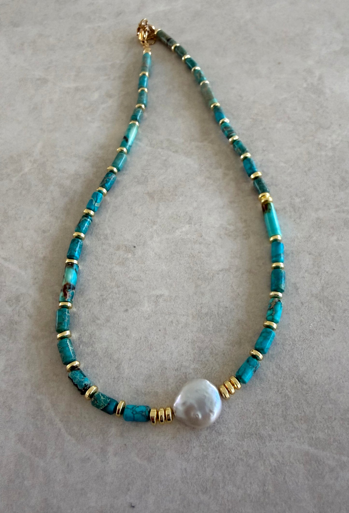 Collar Turquesa y perla chata