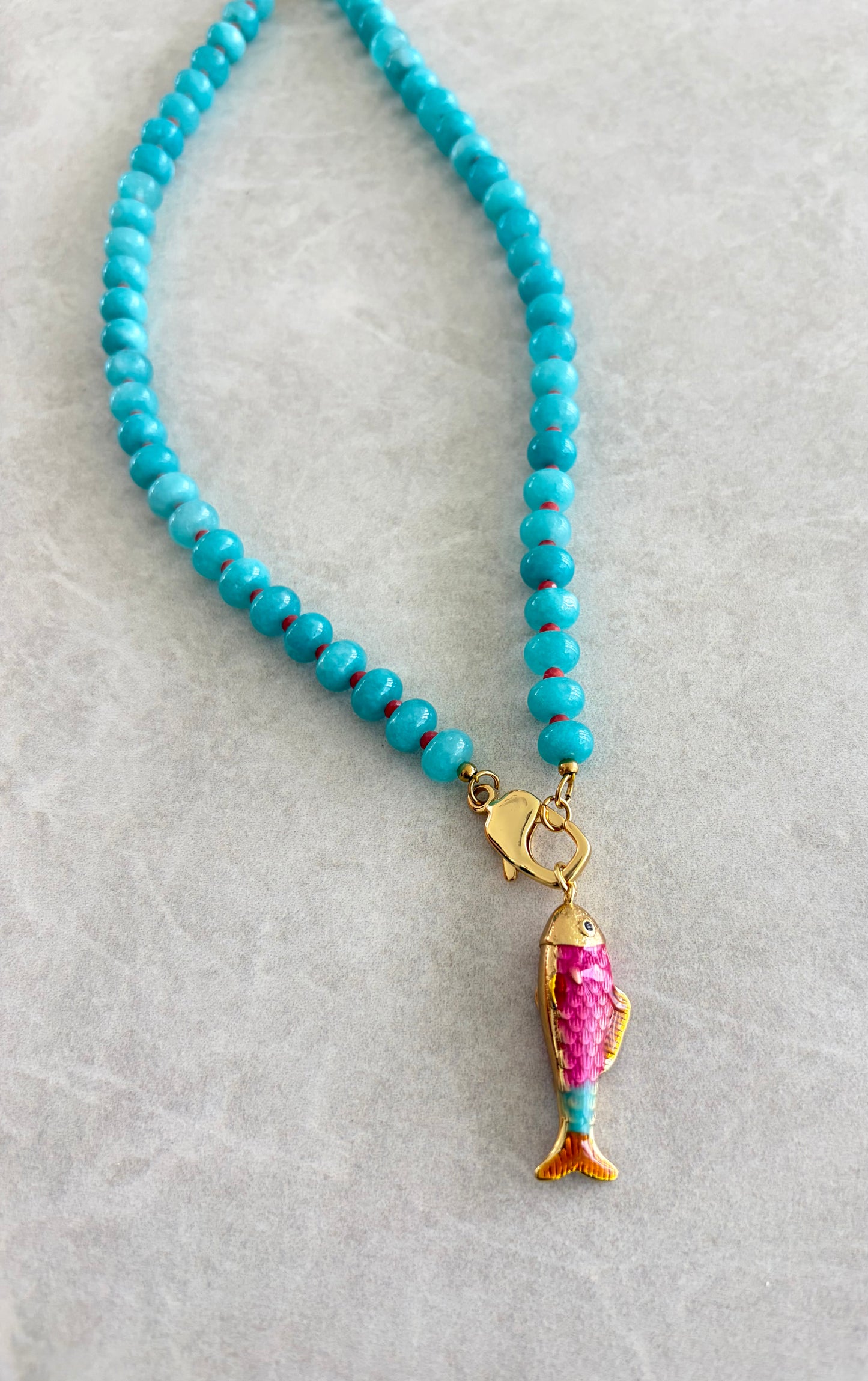 Collar azul cielo y pez rosado