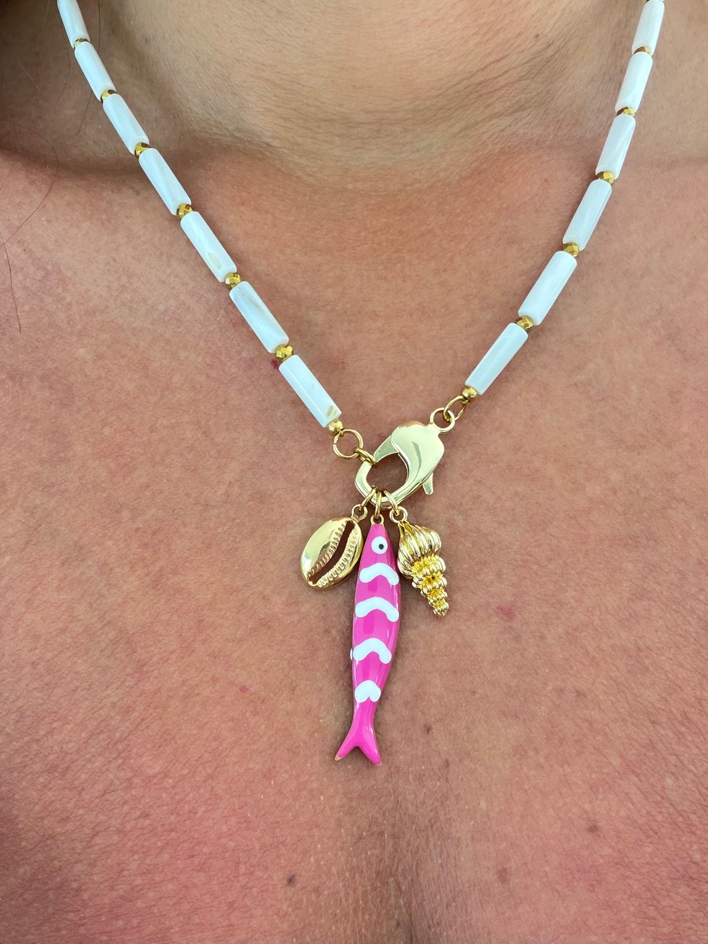 Collar blanco pez rosado