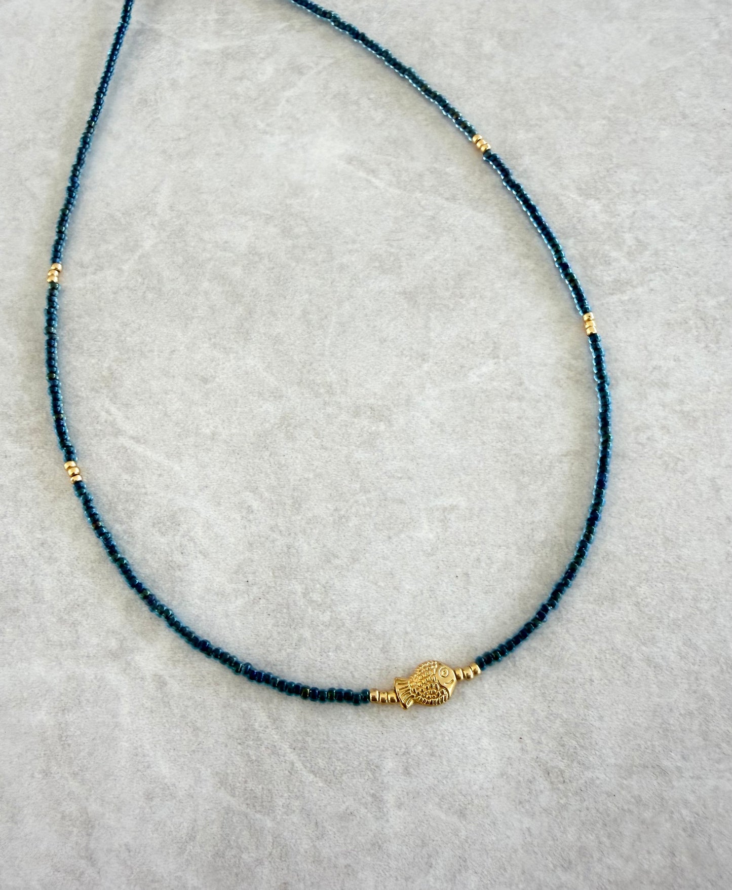 Choker azul y pez dorado