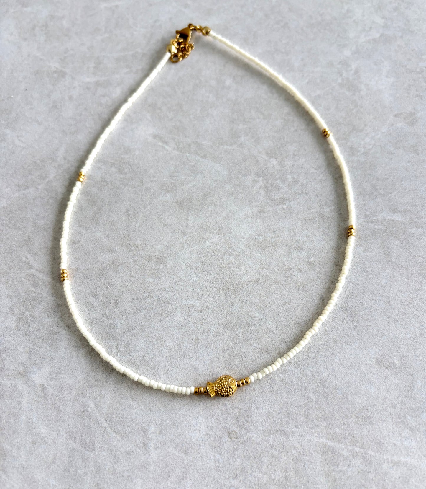 Choker azul y pez dorado