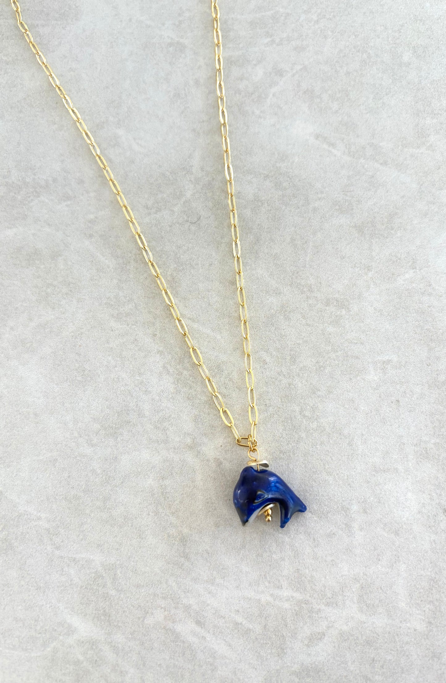 Cadena delfín azul royal