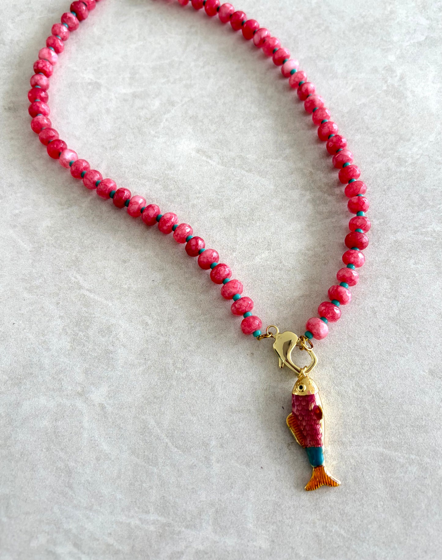 Collar rosa con pez rosado