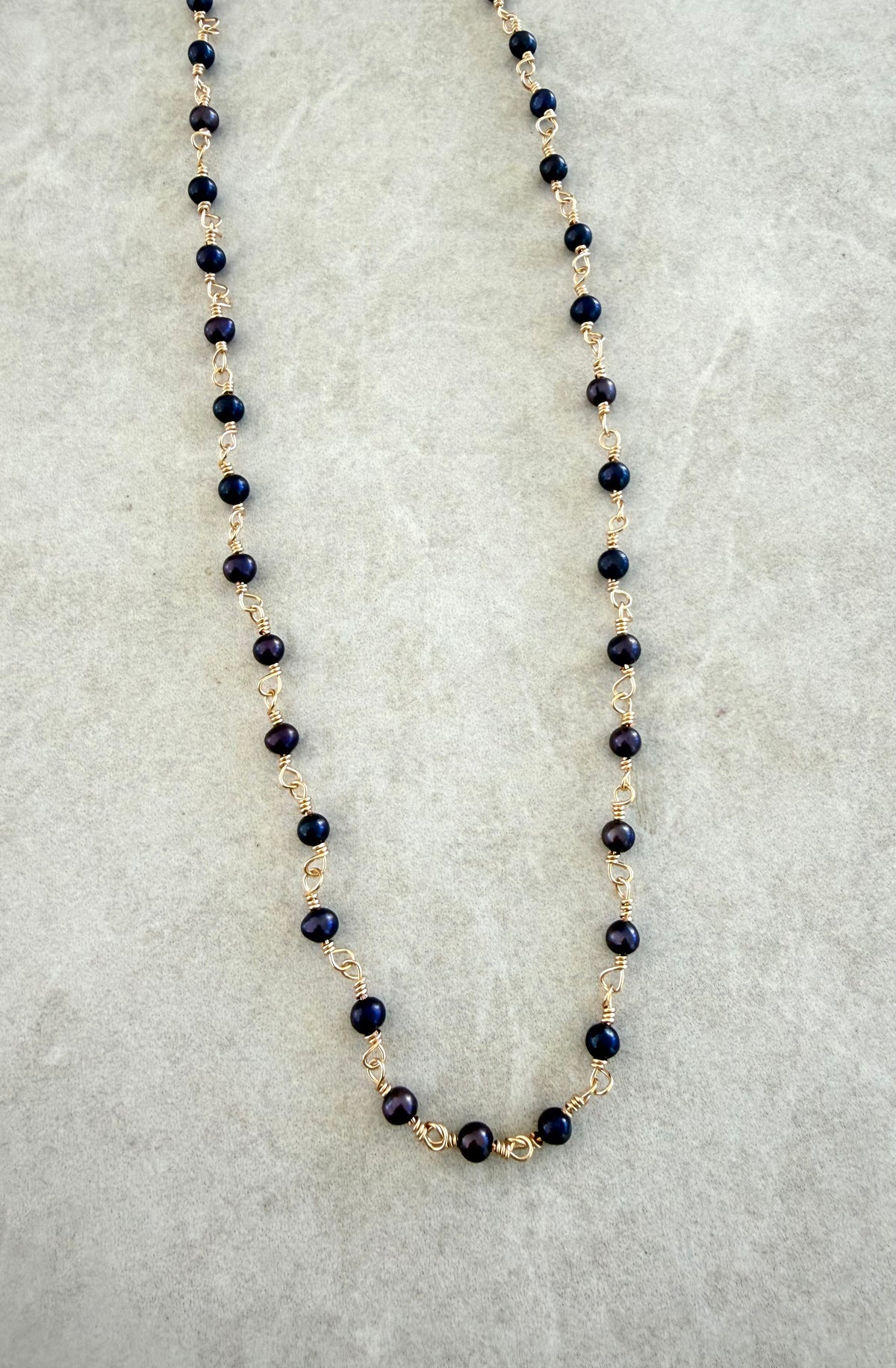 Collar alambrado en mini perlas azul royal
