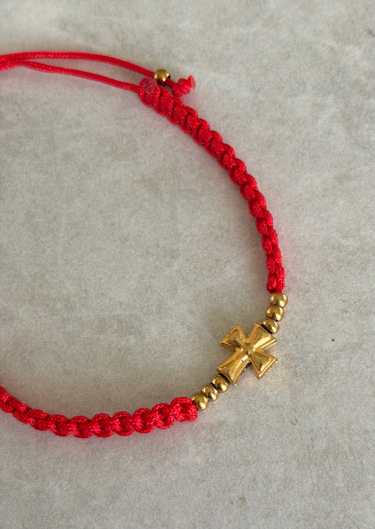 Pulsera mini cruz en hilo rojo
