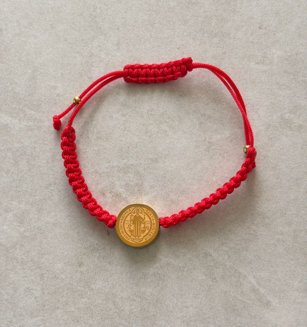 Pulsera dije San Benito redondo en hilo rojo
