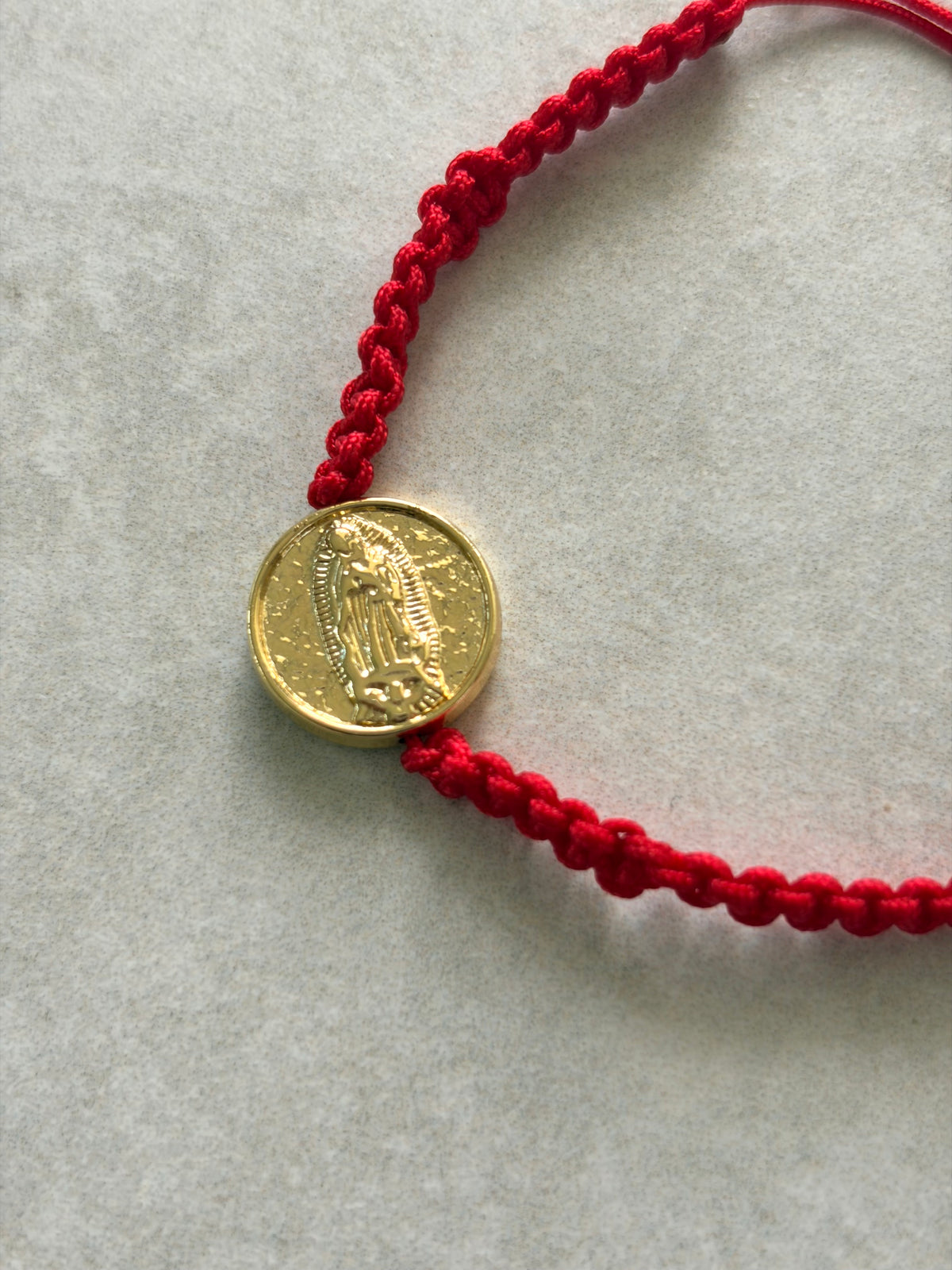 Pulsera Virgen de la Medalla Milagrosa en hilo rojo