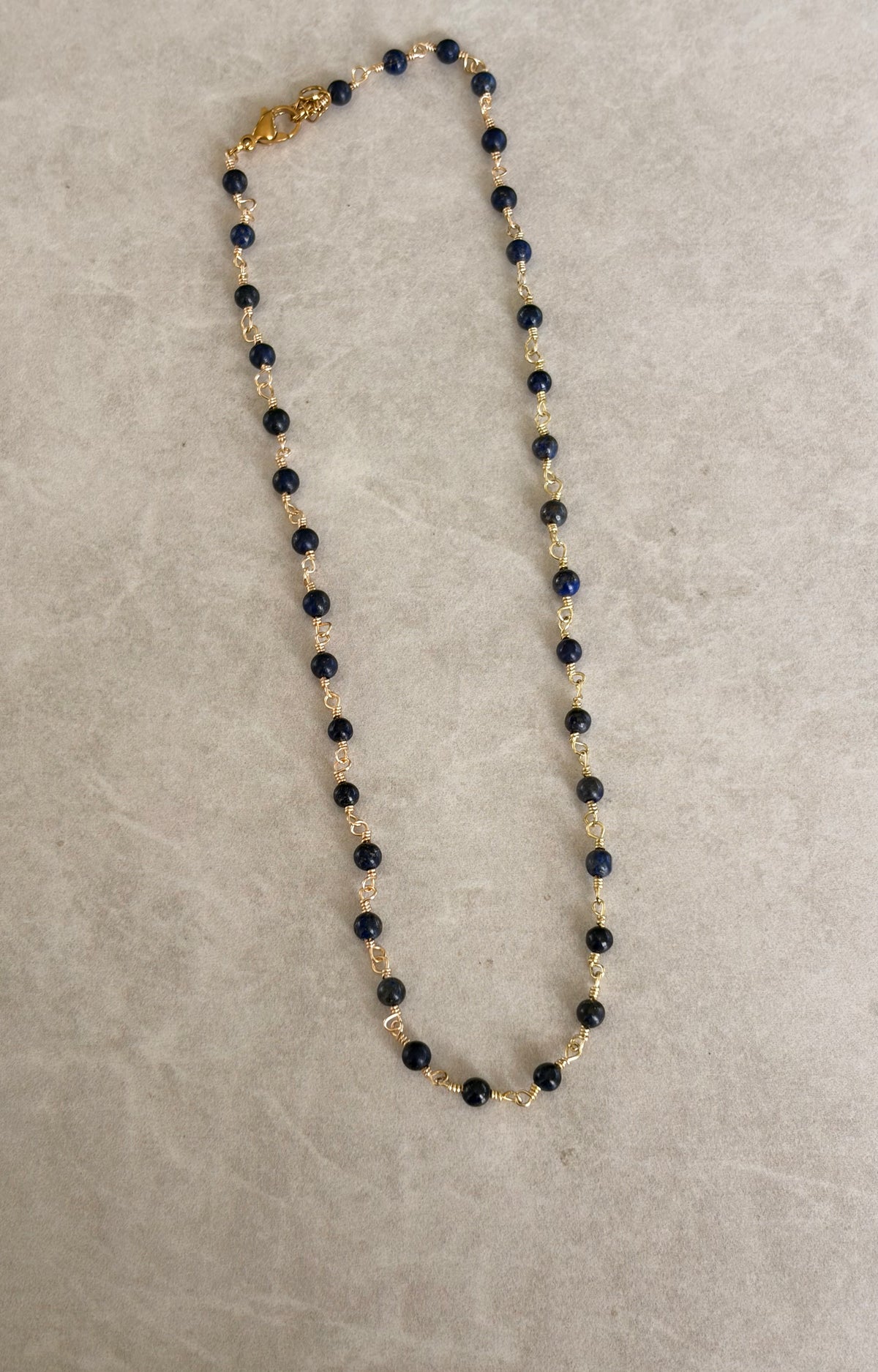 Collar Lapilázuli alambrado
