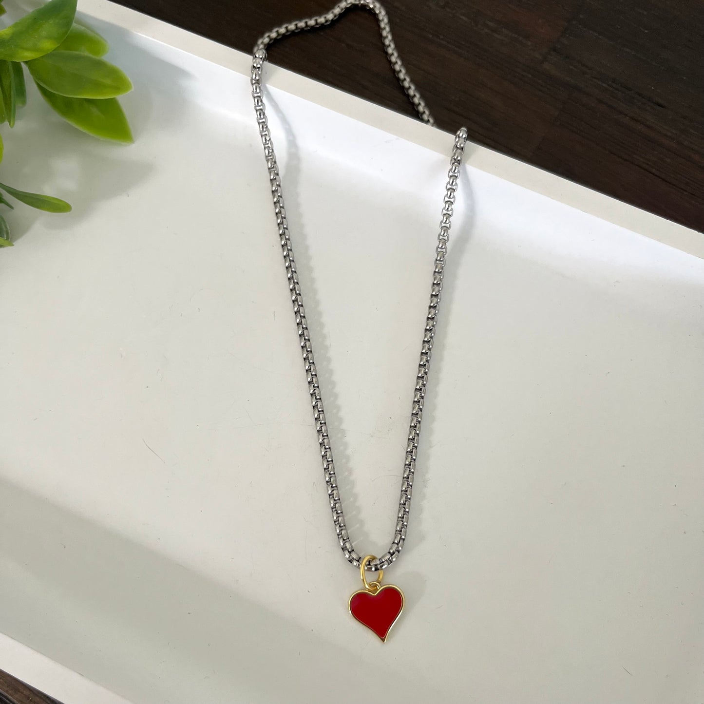 Cadena en acero con charm de corazón rojo