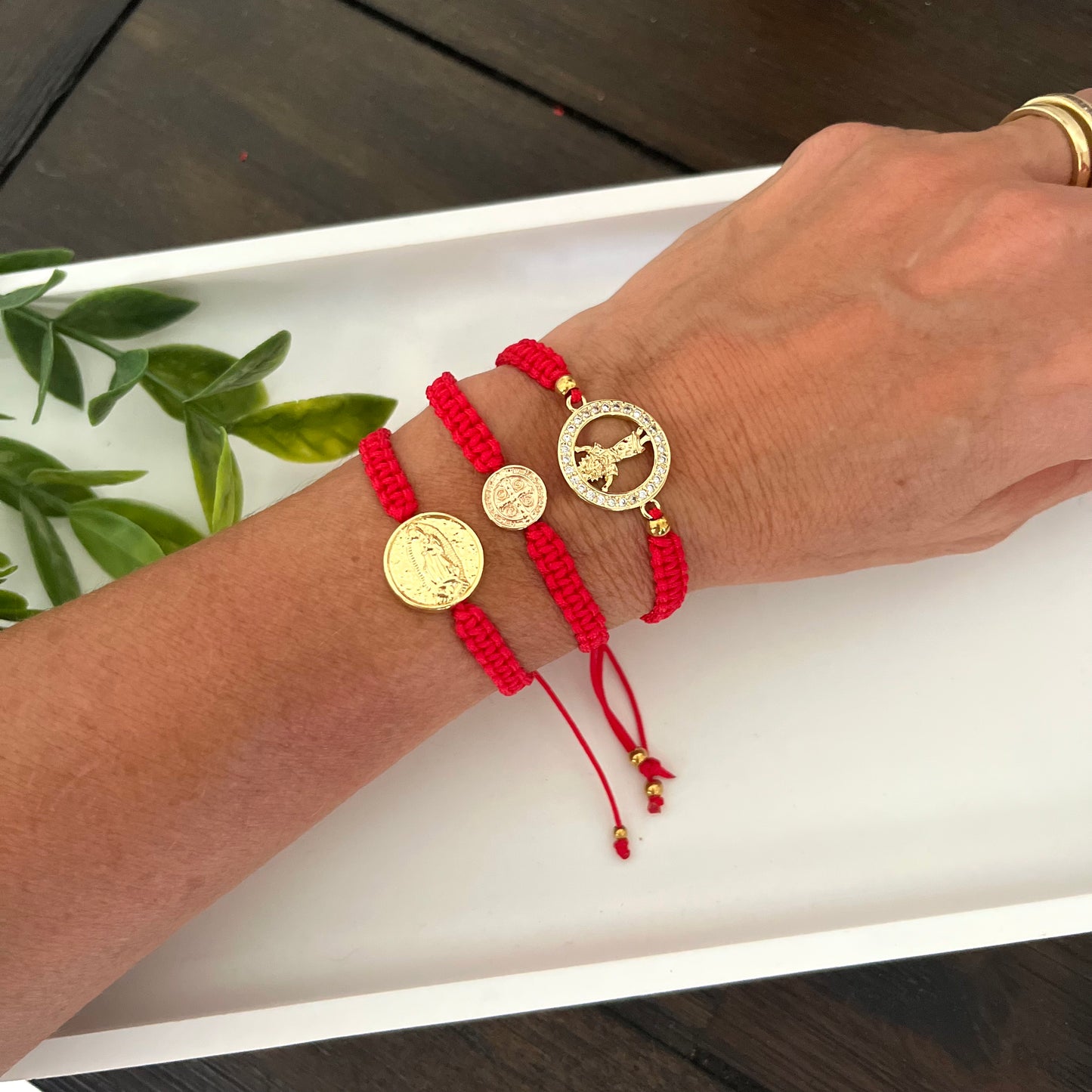 Pulsera hilo rojo y Virgen María.