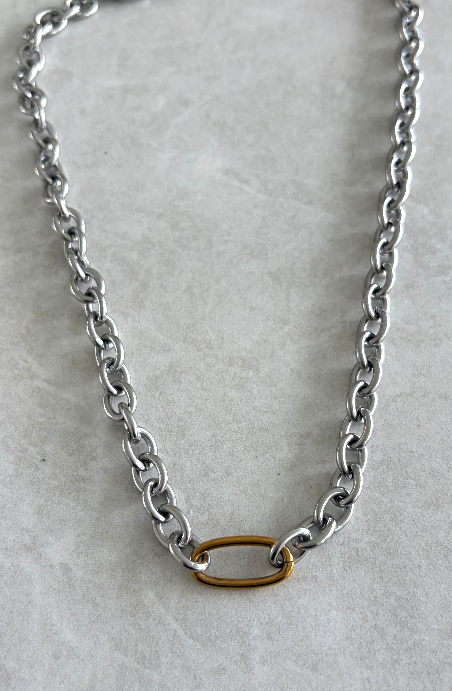 Cadena con paper clip al frente