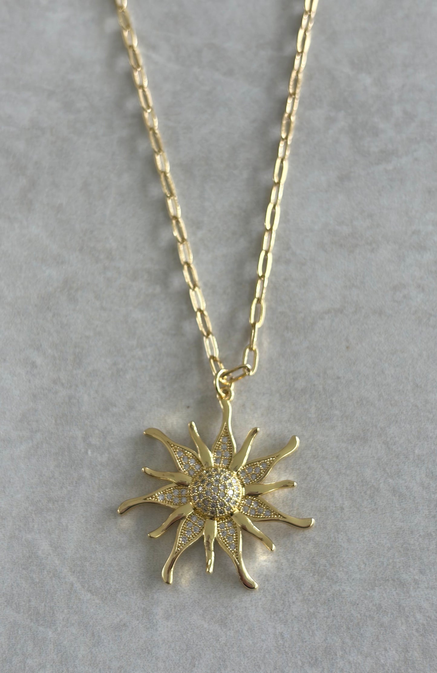 Cadena dorada Sol Resplandeciente