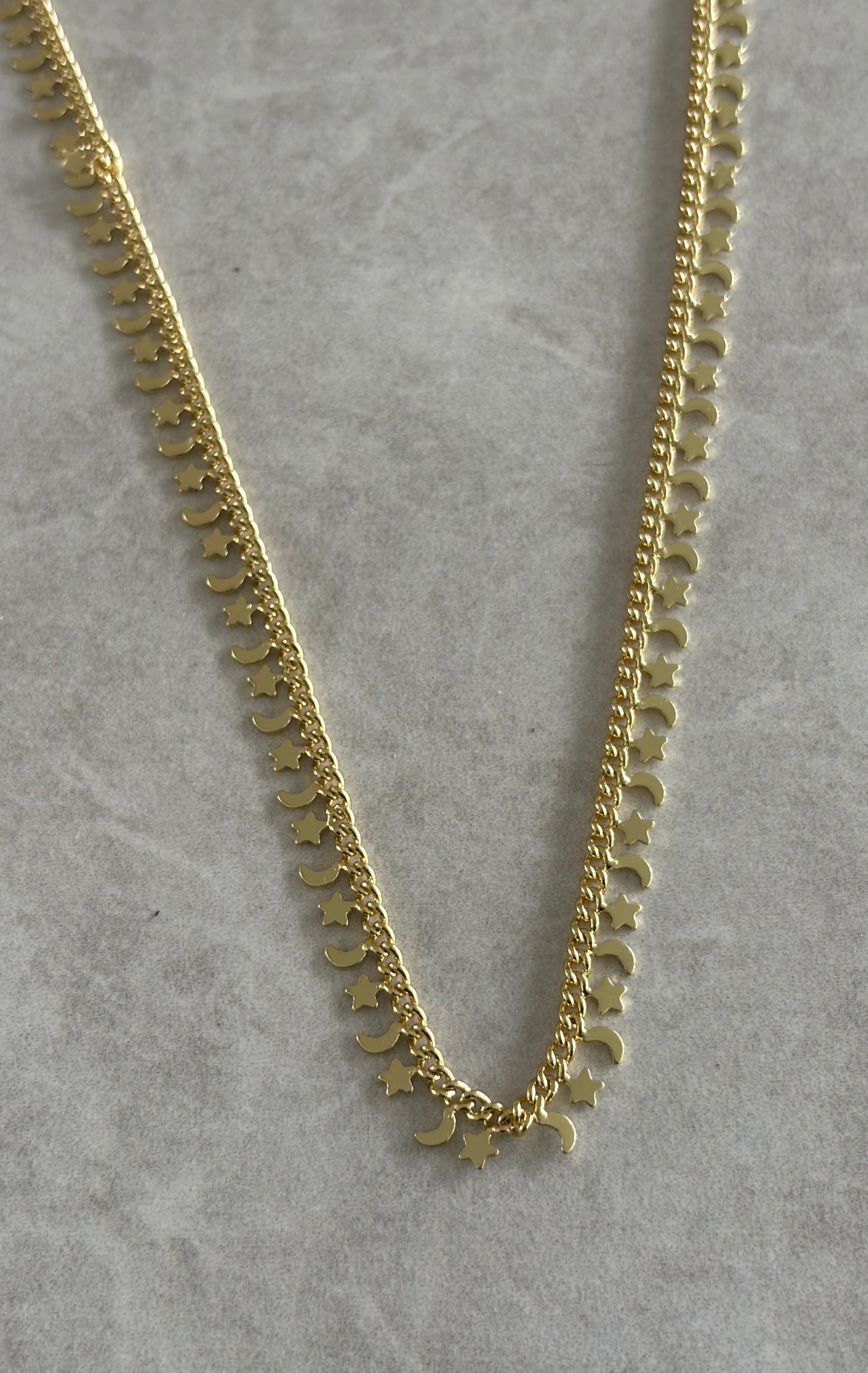 Cadena estrellas y lunas