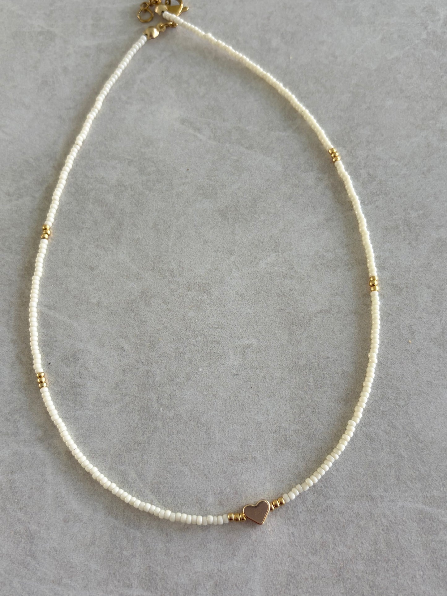 Choker en seed blanco