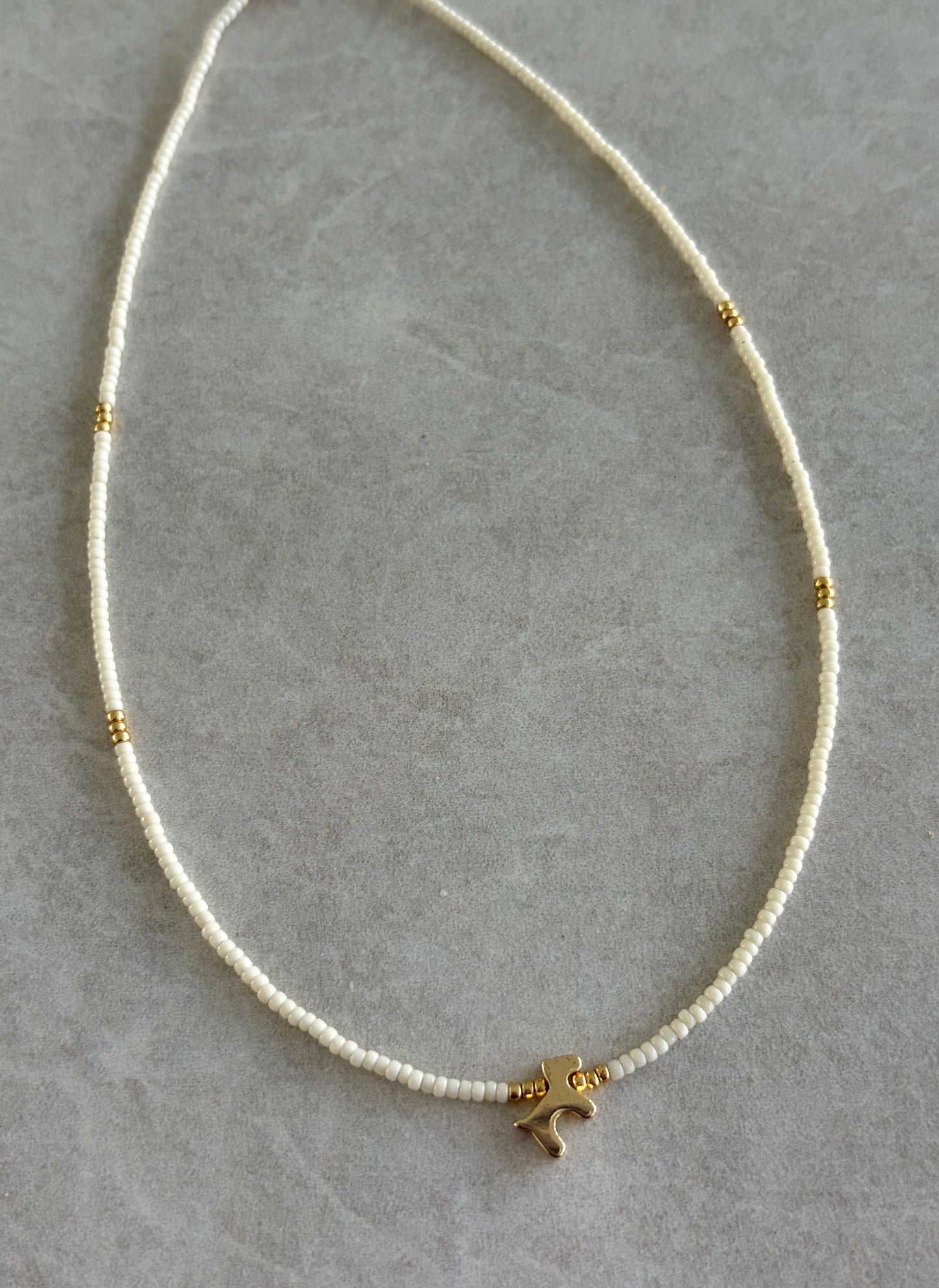 Choker en seed blanco