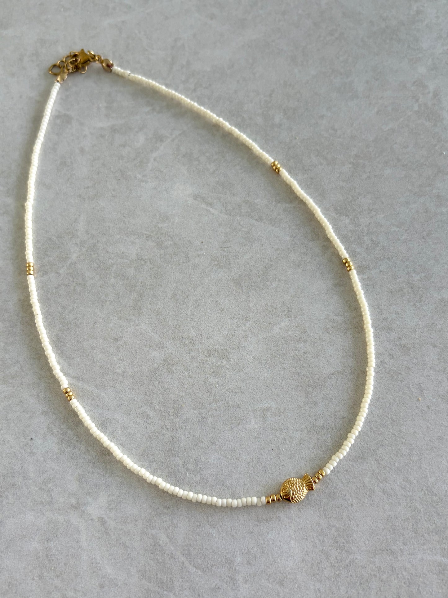 Choker en seed blanco