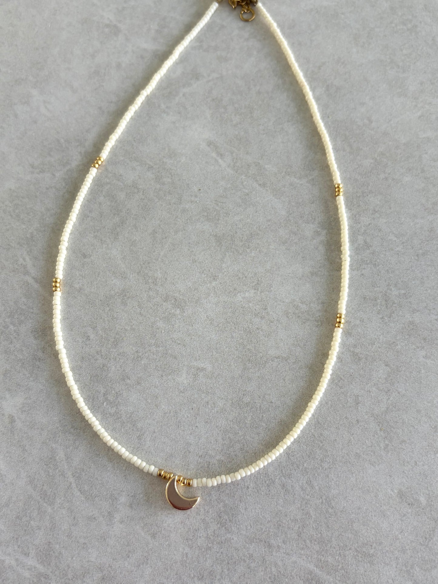 Choker en seed blanco