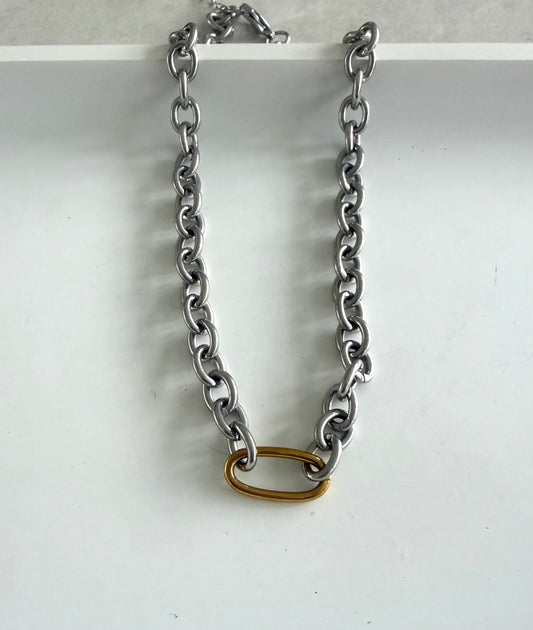 Cadena con paper clip al frente