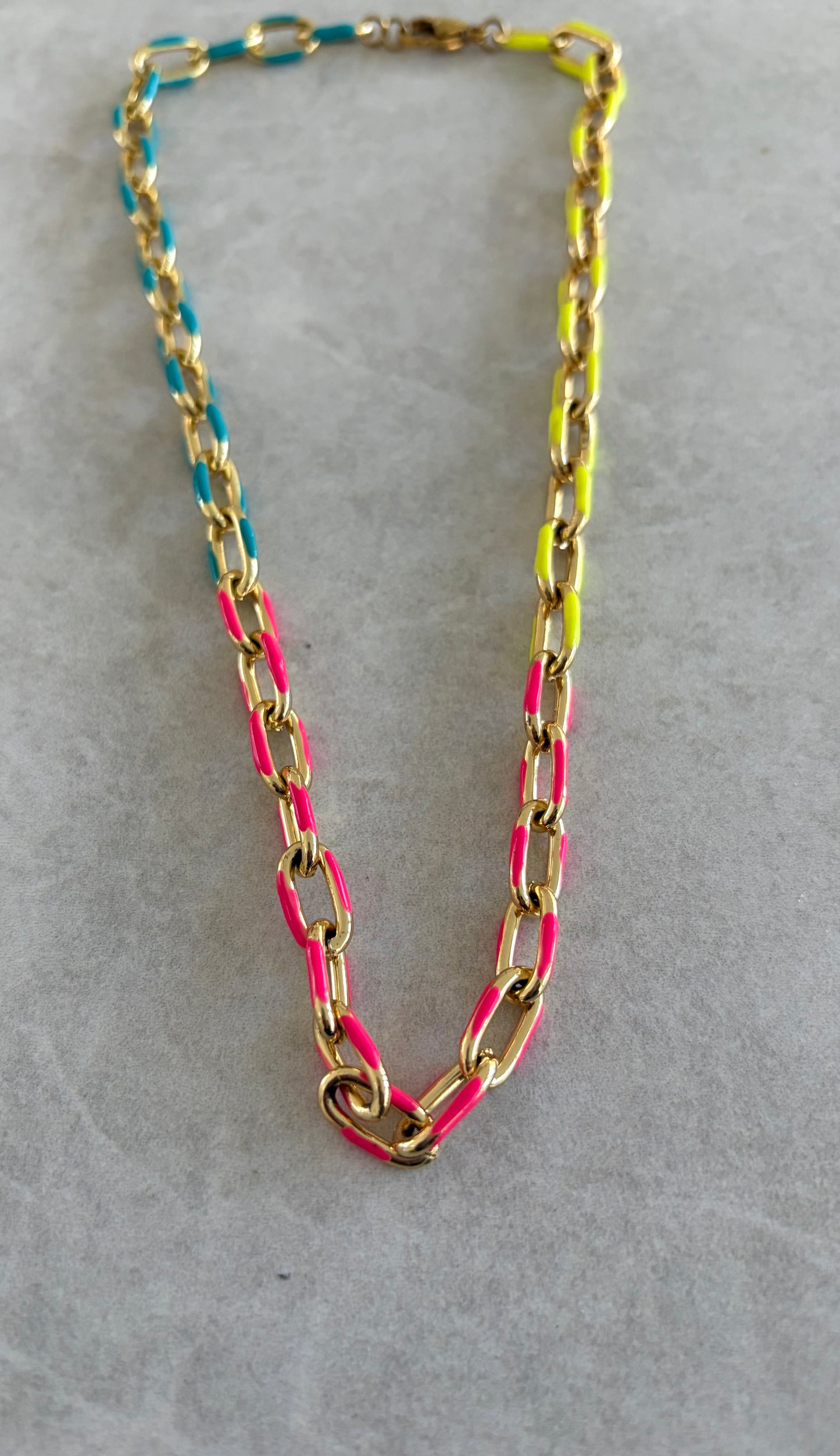 Collar tricolor en eslabones