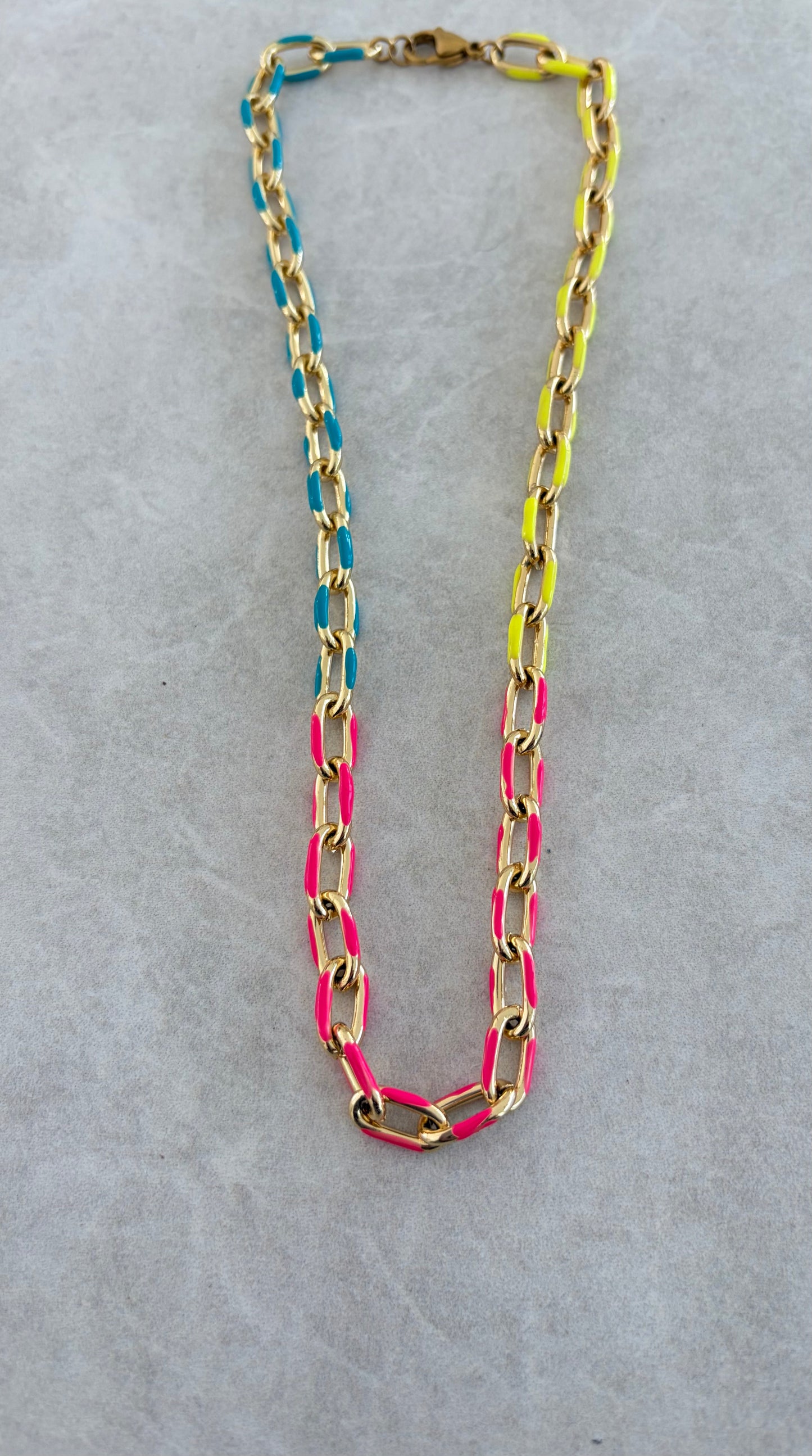 Collar tricolor en eslabones