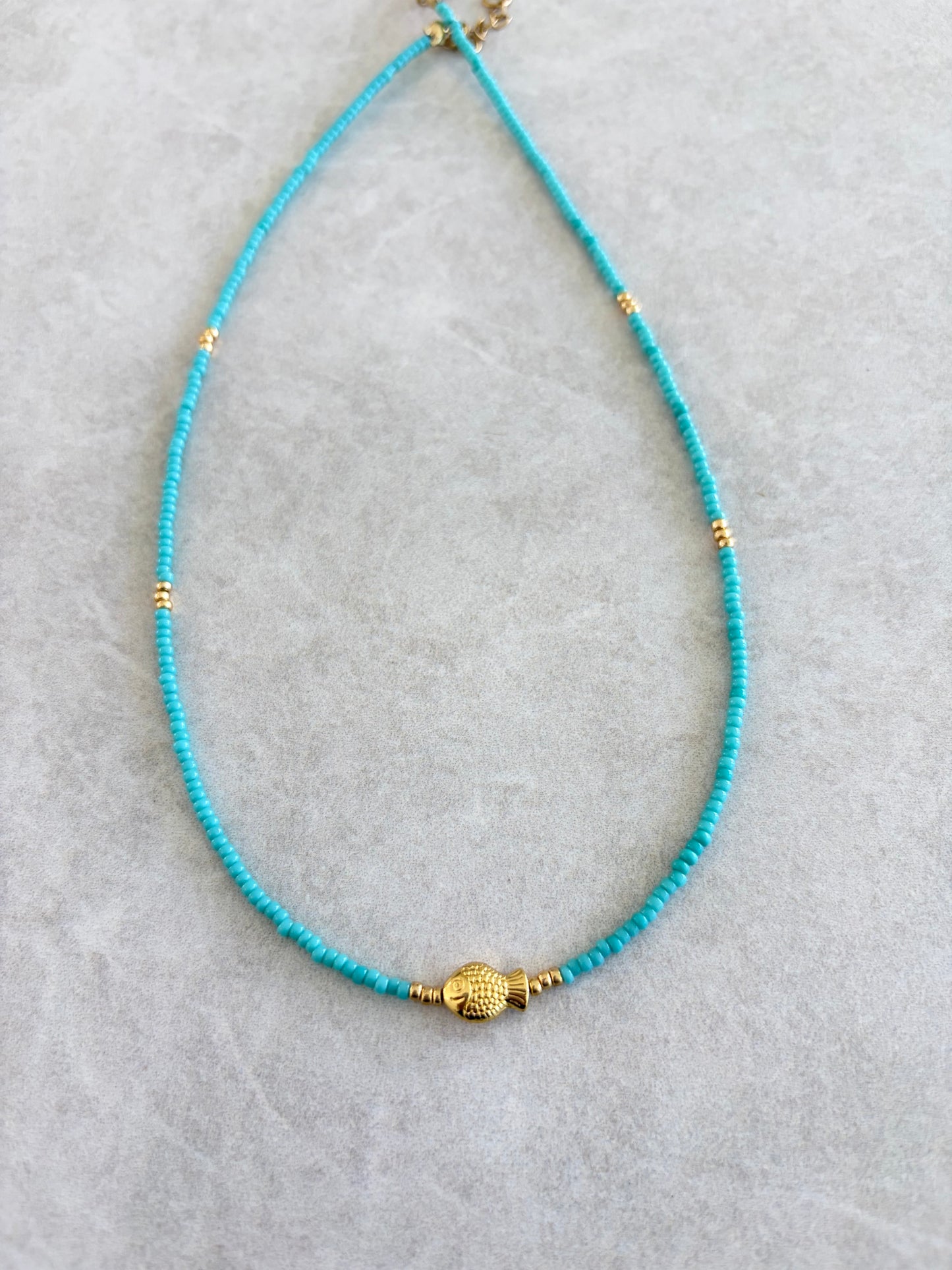 Choker azul y pez dorado