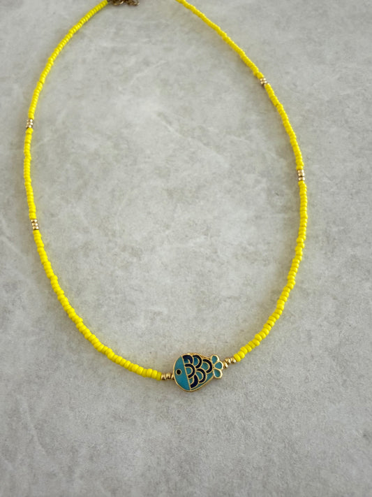 Choker amarillo y pez azul