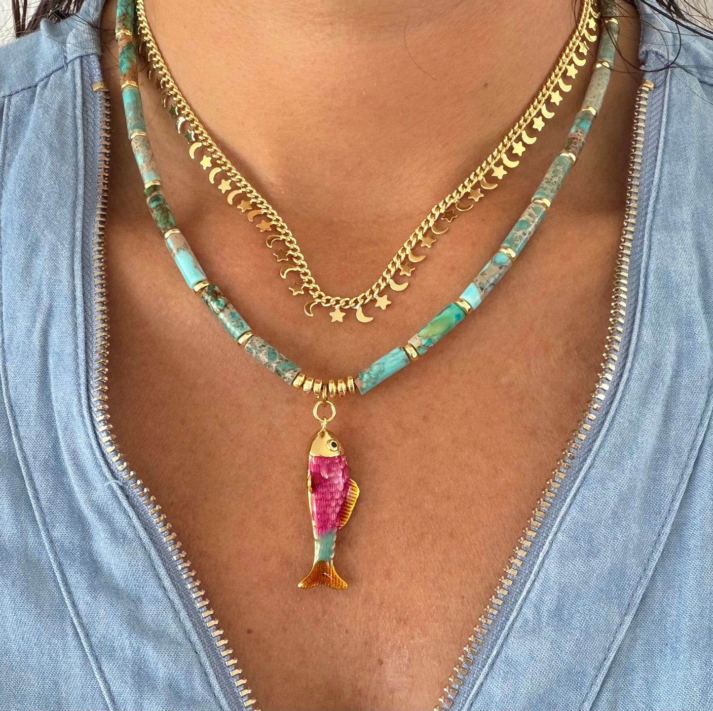 Collar turquesa y pez rosa