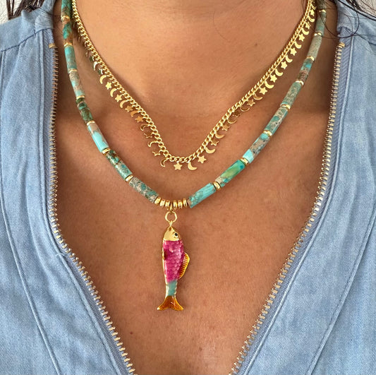 Collar turquesa y pez rosa