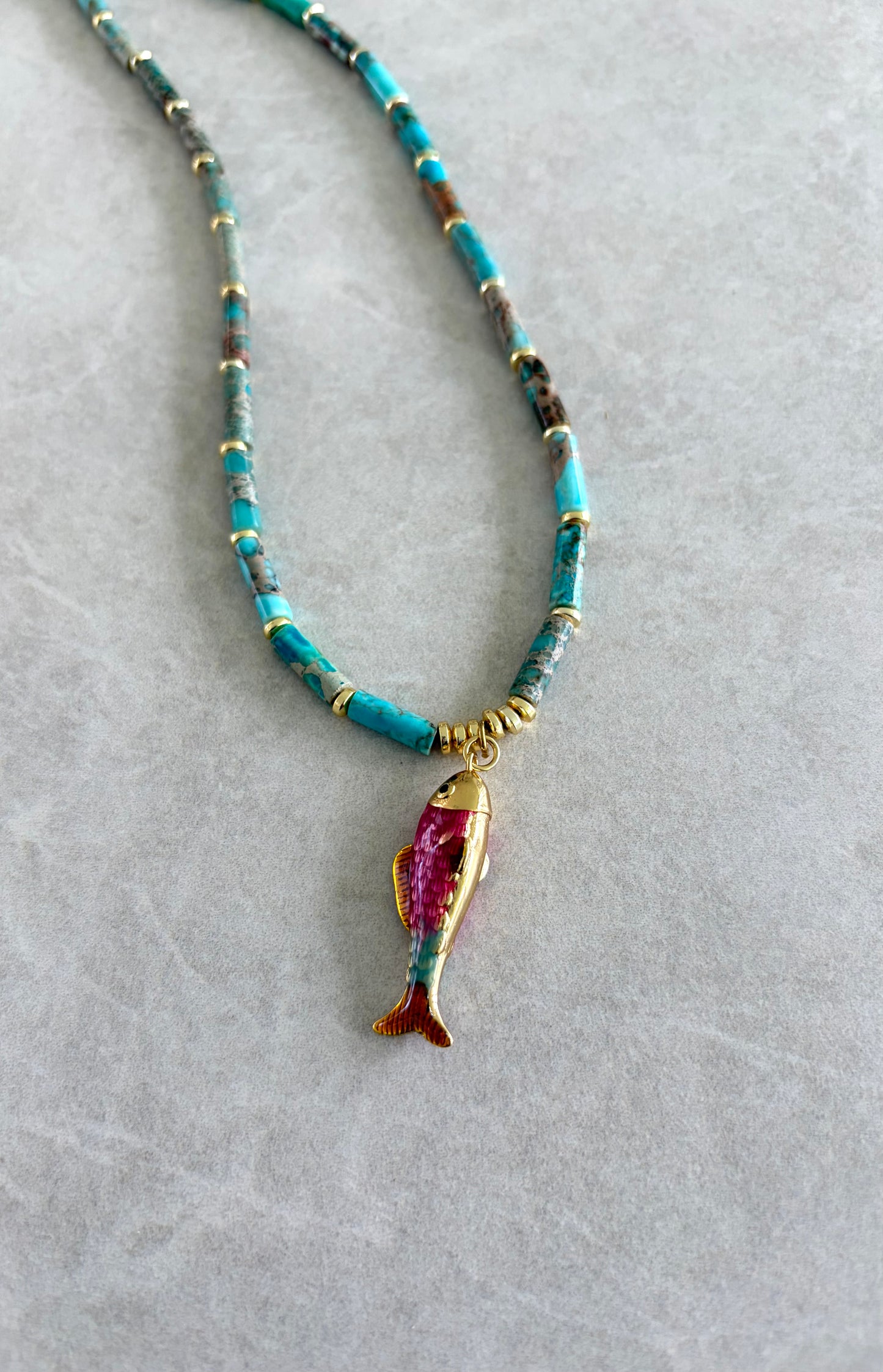 Collar turquesa y pez rosa