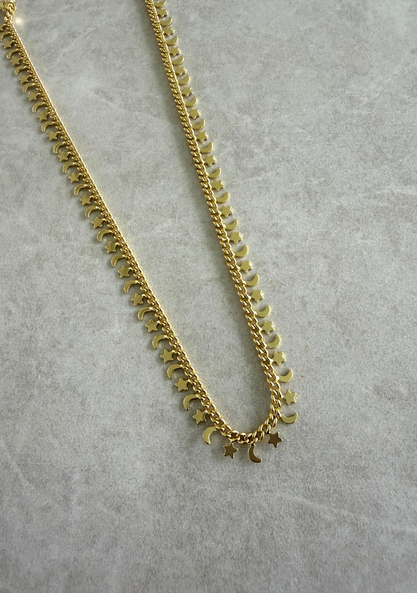 Cadena estrellas y lunas