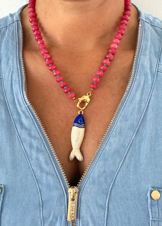 Collar rosa y pez blanco