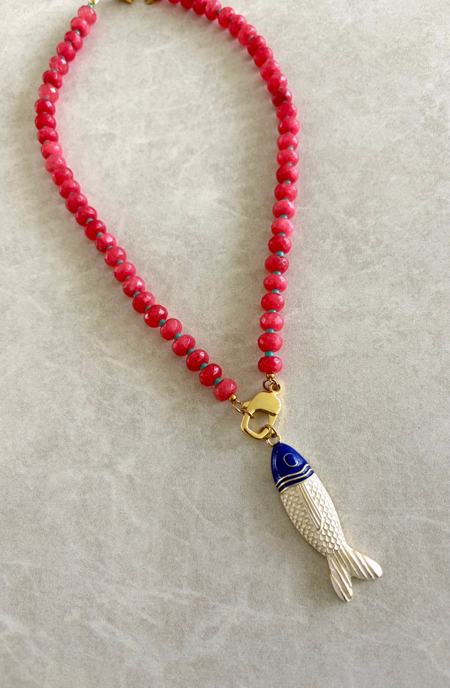 Collar rosa y pez blanco