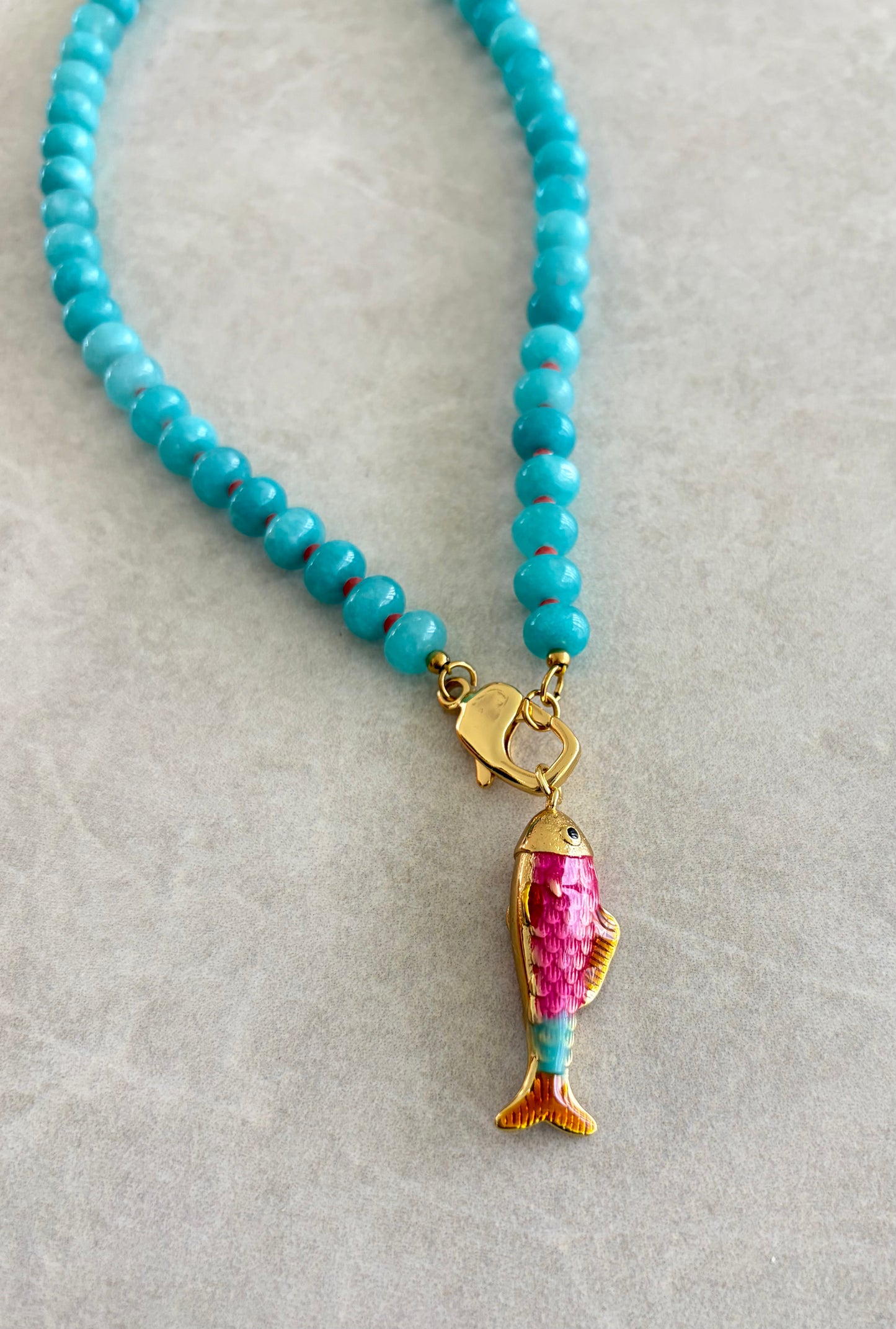 Collar azul cielo y pez rosado