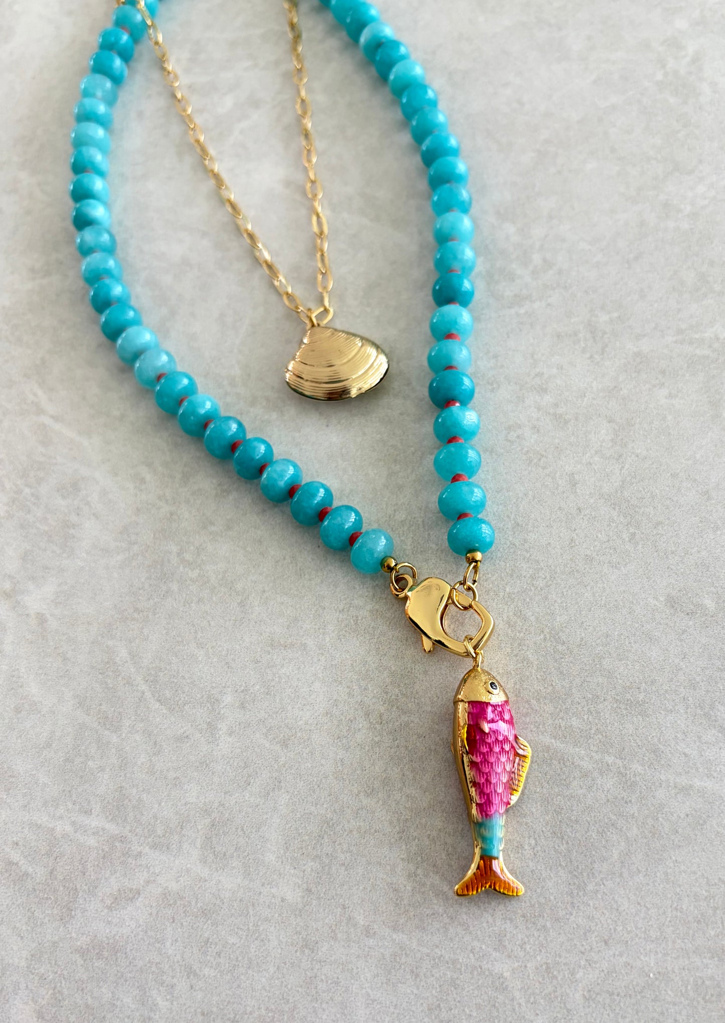 Collar azul cielo y pez rosado