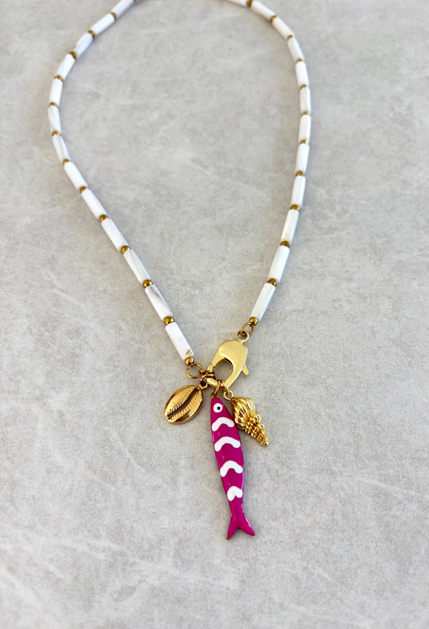 Collar blanco pez rosado