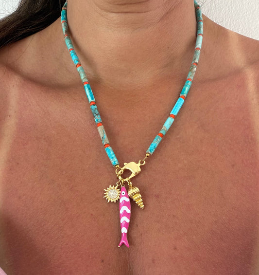 Collar azul con pez rosado