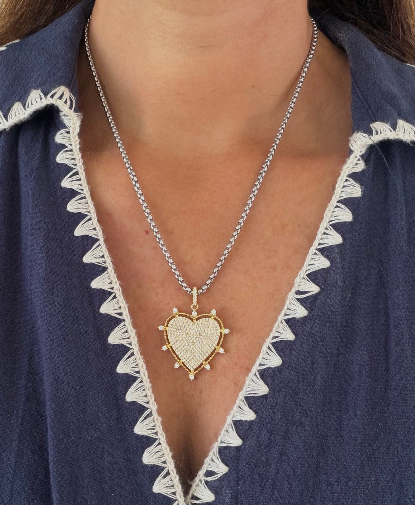 Cadena plateada con corazón en punta dorado