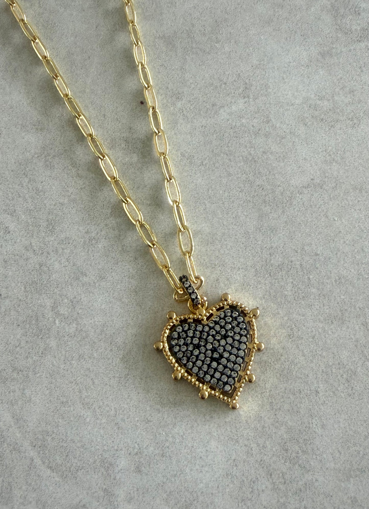 Cadena con corazón en punta y rhinestone plateados