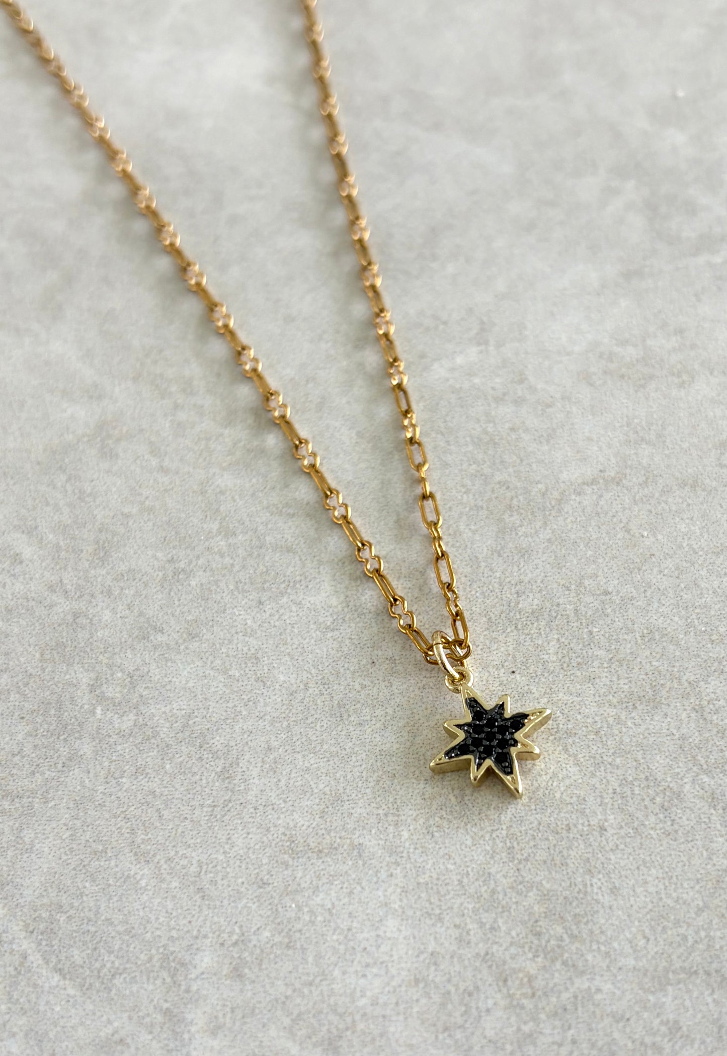 Cadena con estrella en rhinestone plateada