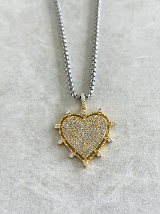 Cadena plateada con corazón en punta dorado