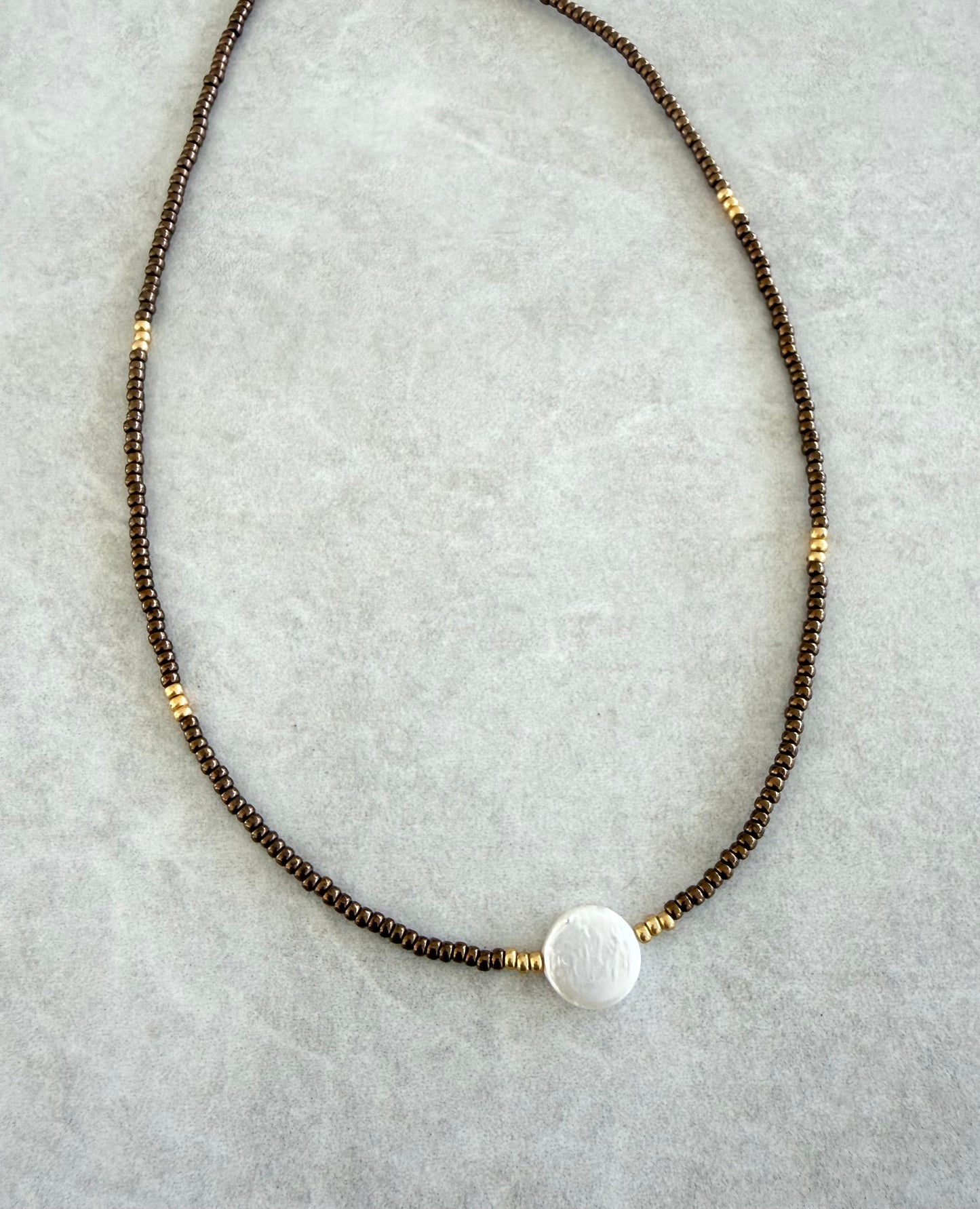 Choker seed bead y perla chata