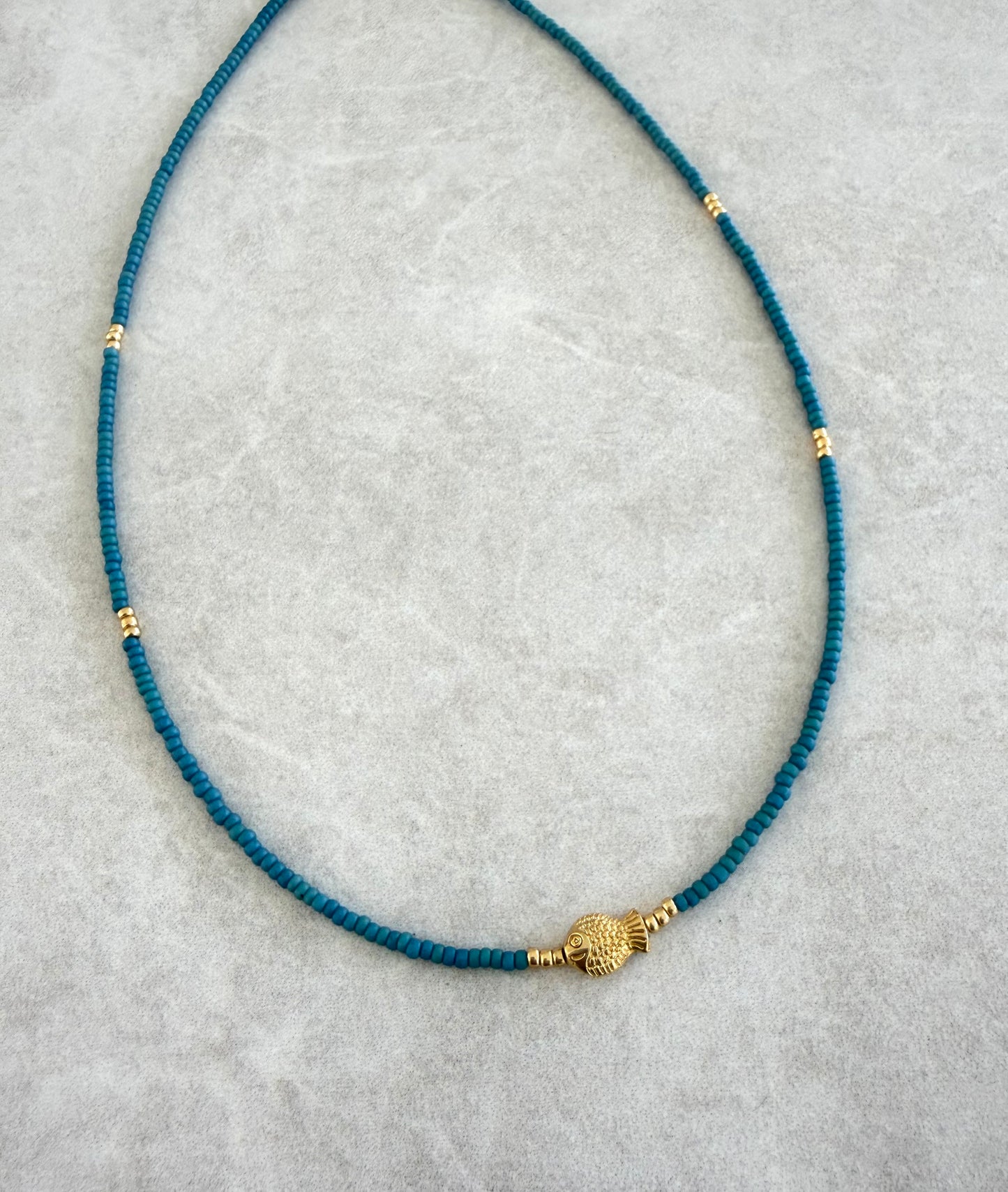 Choker azul y pez dorado
