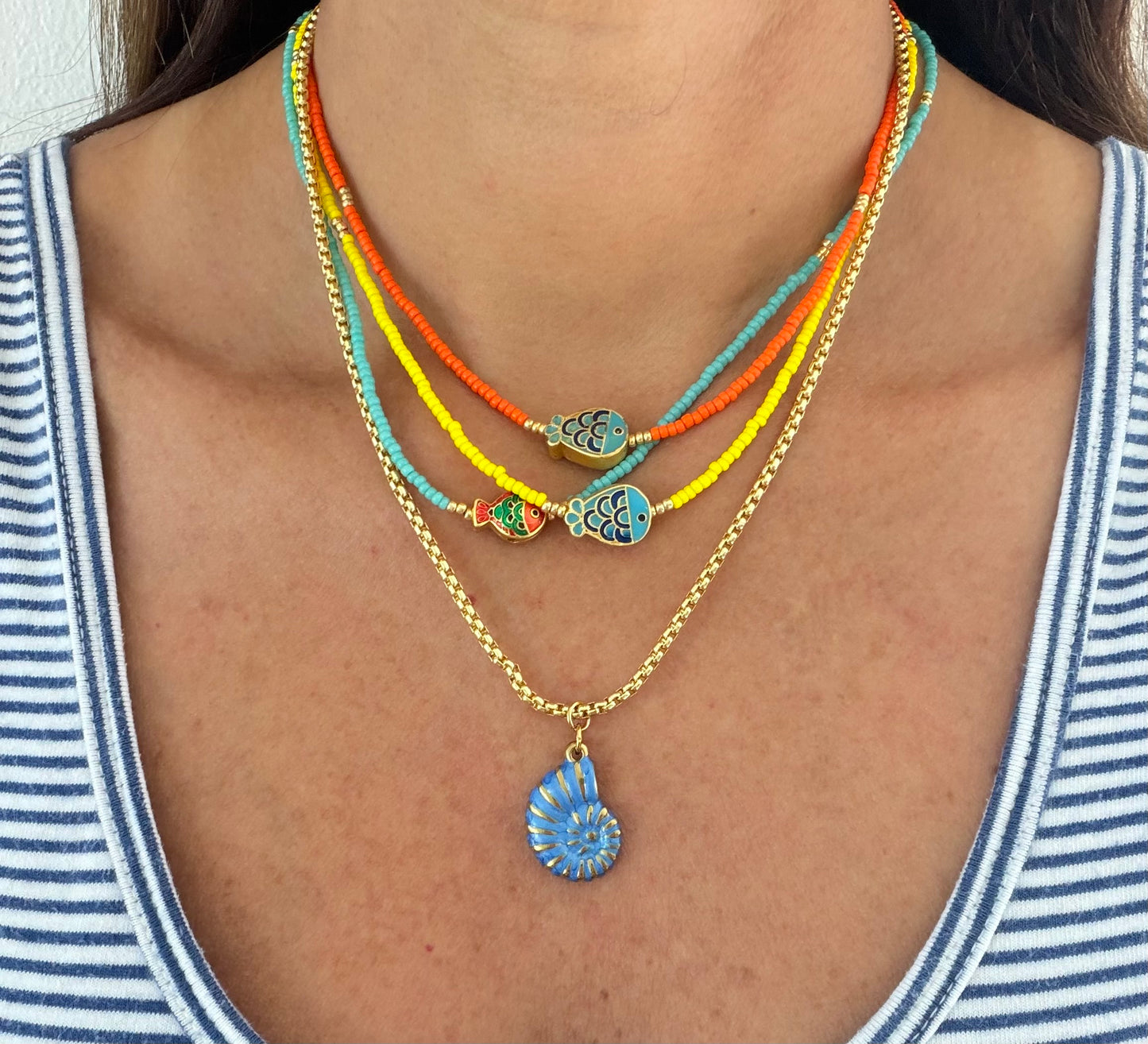 Choker naranja y pez azul
