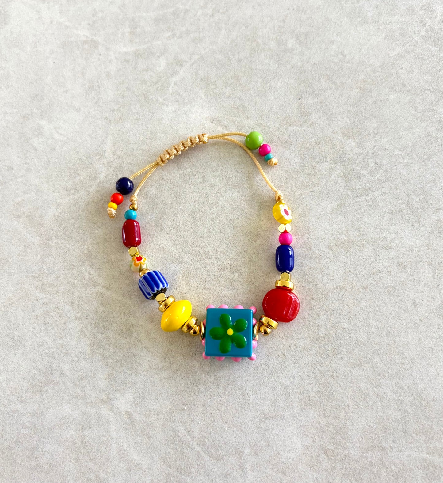Pulsera florecitas en cuadritos