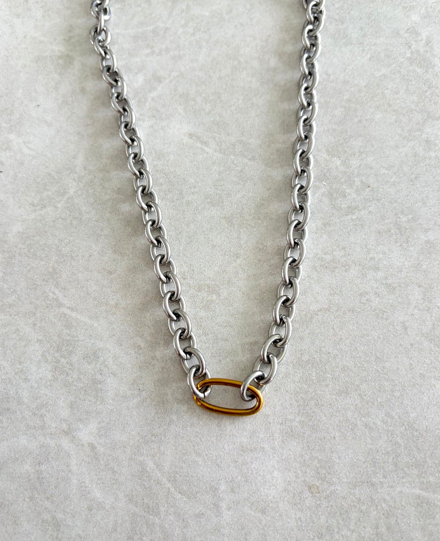 Cadena con paper clip al frente