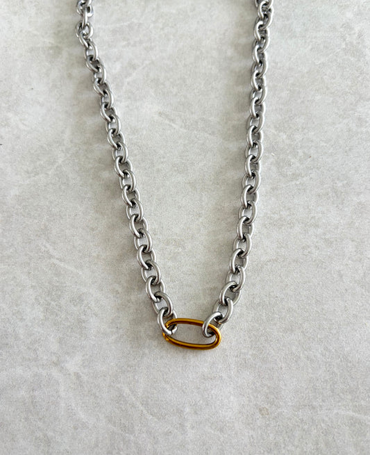 Cadena con paper clip al frente