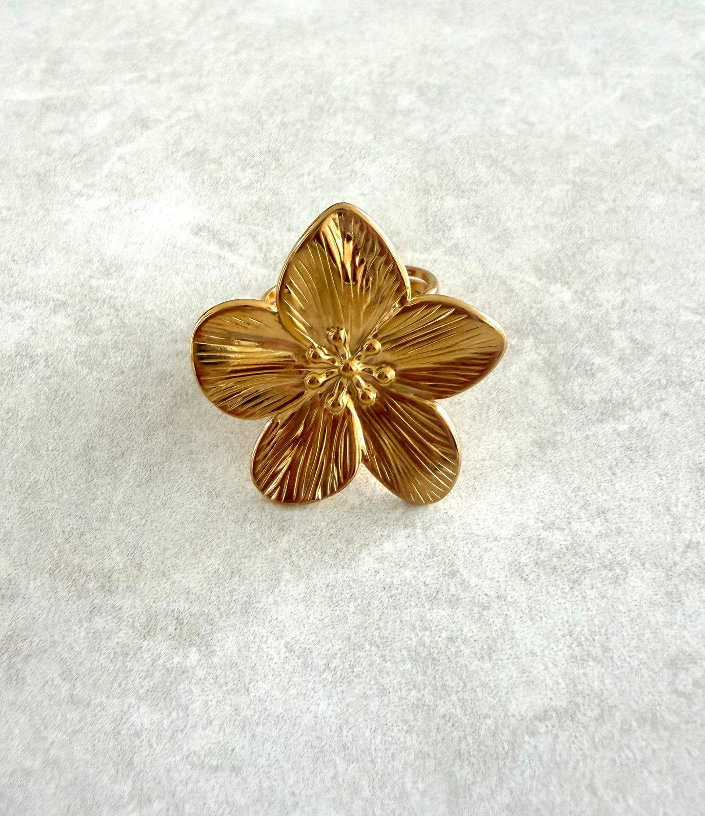 Anillo flor en pistilo
