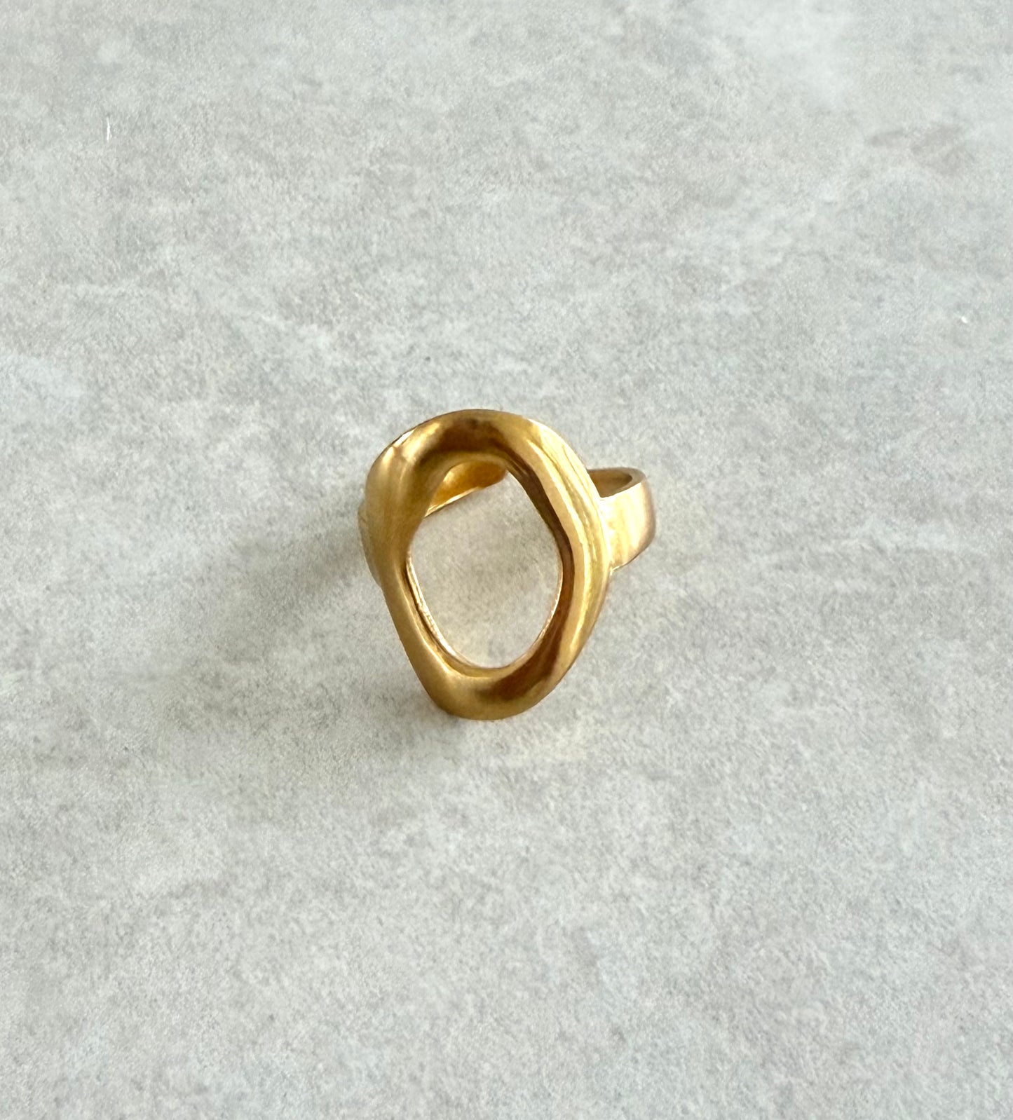 Anillo ovalado con hoyo en su centro