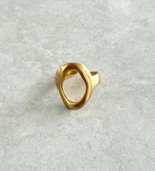 Anillo ovalado con hoyo en su centro