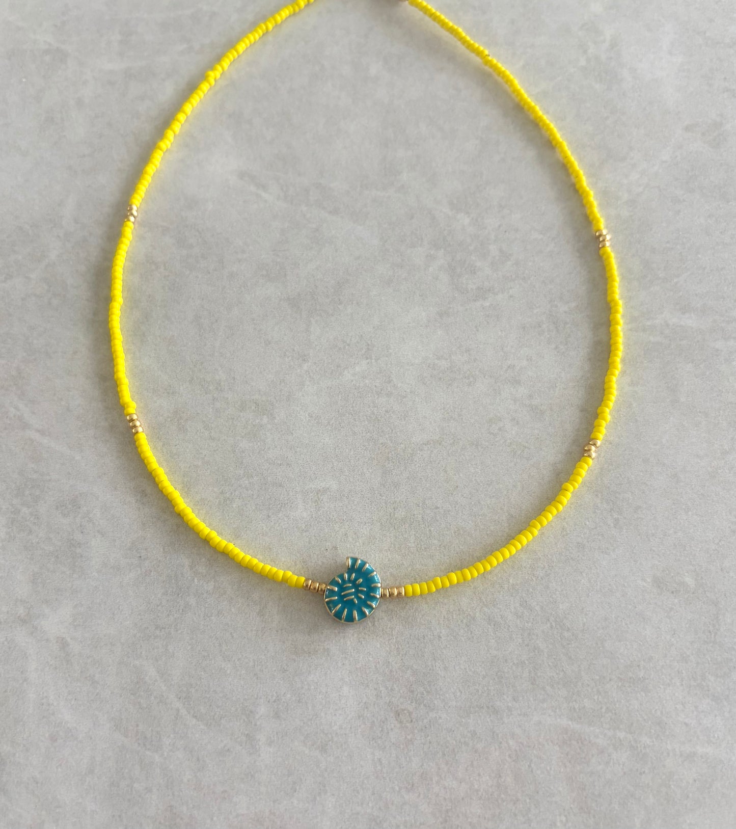 Choker caracola amarilla y azul